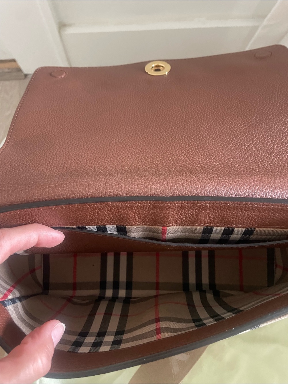 Burberry
Note Crossbody Bag Leather with Vintage Check Canvas Medium - Picture 5 of 12